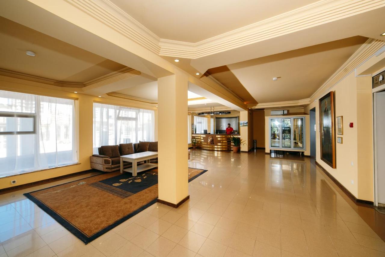 L Bakuri Hotel Batumi Bagian luar foto